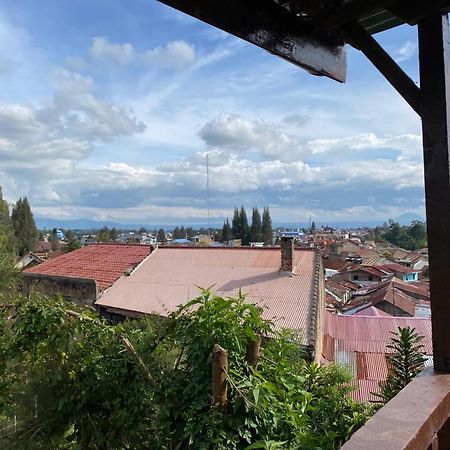 Ron'S Guest House Berastagi Backpacker Rooms ภายนอก รูปภาพ
