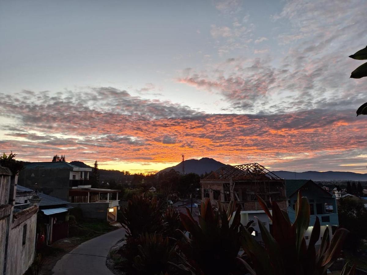 Ron'S Guest House Berastagi Backpacker Rooms ภายนอก รูปภาพ