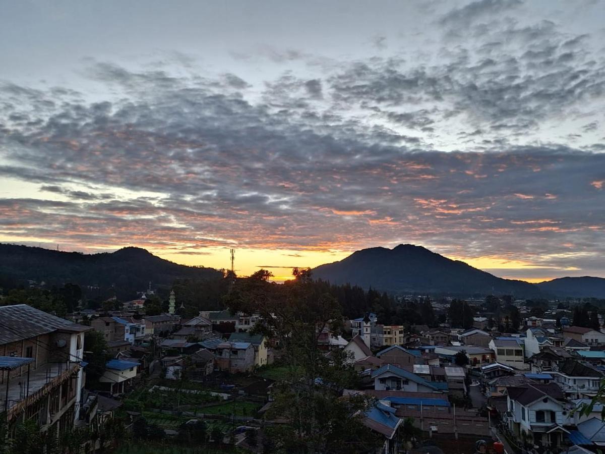 Ron'S Guest House Berastagi Backpacker Rooms ภายนอก รูปภาพ