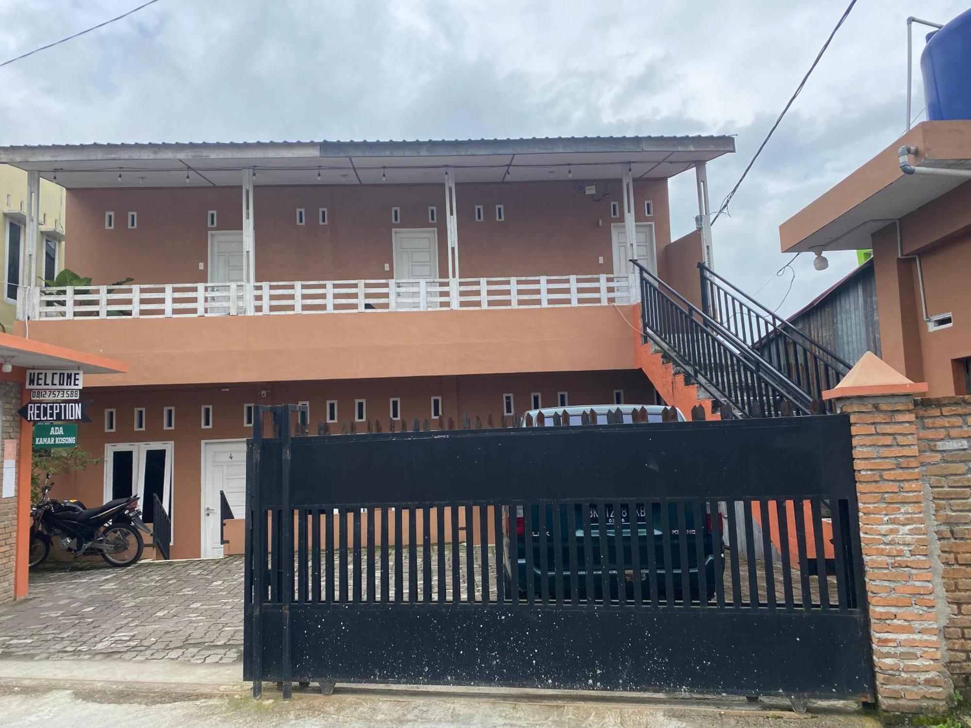 Ron'S Guest House Berastagi Backpacker Rooms ภายนอก รูปภาพ